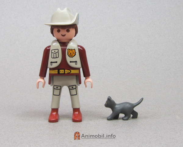 Kitten Standing Dark Grey 2